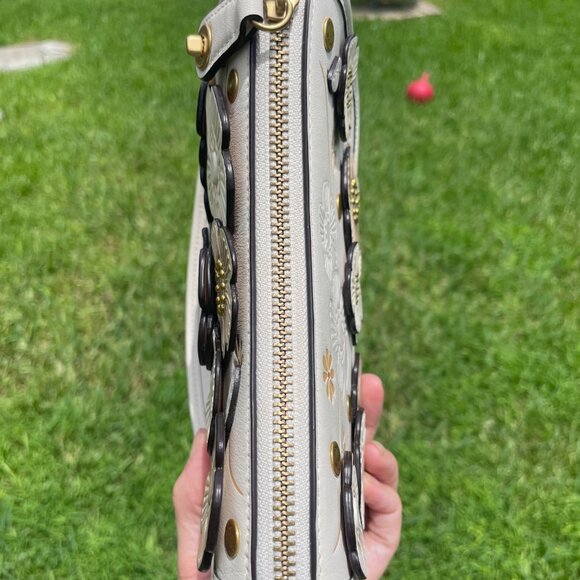 COACH Swinger 20 with Tea Rose Applique Chalk. Excellent Condition. - Picture 7 of 8